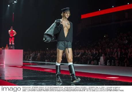 Modenschau in Vilnius (151202) -- VILNIUS, Dec. 2, 2015 -- A model presents a creation by Lithuanian designer Juozas Statkevicius during the 2016 Spring Summer Collection fashion show in Vilnius, Lithuania, on Dec. 2, 2015. ) LITHUANIA-VILNIUS-FASHION SHOW AlfredasxPliadis 