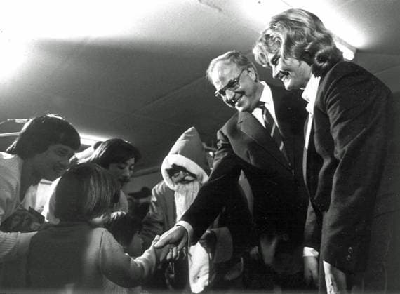 Bundeskanzler Helmut Kohl (CDU) mit Frau Hannelore Kohl und Nikolaus auf Besuch bei Flüchtlingen im Grenzdurchgangslager Friedland (Landkreis Göttingen) am 10.12.1982