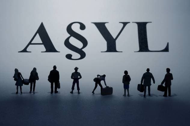 01.12.2015, Figuren und Asyl, Asyl, Paragraf, Gesetz, Asylanten, Flüchtlinge, Figuren, Reisende, Koffer