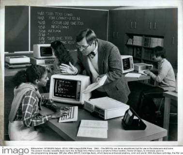 IMAGO History, 250 Jahre USA, Digitales Zeitalter: Entwicklung des Internets und Aufstieg von Silicon Valley 1981 - The IBM Pcjr can be an educational tool for use in the classroom and home. The system includes cassette Basic built into its Read Only Memory and a simple-to-follow booklet, Hands-On Basic, to introduce users to this programming language. IBM also offers IBM PC Cartridge Basic, which features enhanced graphics, color and sound. With the Basic cartridge, the Pcjr can also run a series of educational diskette programs which help develop math skills, directional concepts and dexterity, as well as teach word association and computer programming. New York U.S. - ZUMAk09_