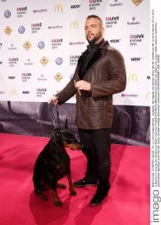 Kollegah, der Rapper mit seinem Hund bei der Verleihung der 1Live Krone am 03.12.2015 in Bochum 1 Live Krone Verleihung 2015 in Bochum 