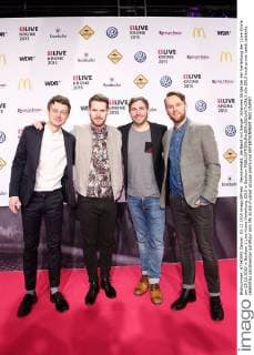 Revolverheld, die Band mit Sänger Johannes Strate bei der Verleihung der 1Live Krone am 03.12.2015 in Bochum 1 Live Krone Verleihung 2015 in Bochum 