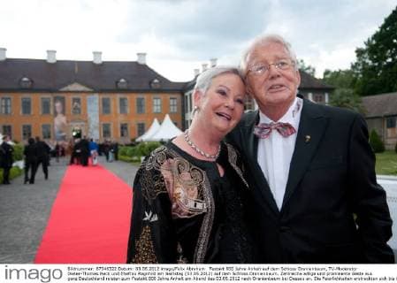 Festakt 800 Jahre Anhalt auf dem Schloss Oranienbaum, TV-Moderator Dieter-Thomas Heck und Ehefrau Ragnhild am Samstag (03.05.2012) auf dem Schloss Oranienbaum. Zahlreiche adlige und prominente Gäste aus ganz Deutschland reisten zum Festakt 800 Jahre Anhalt am Abend des 03.05.2012 nach Oranienbaum bei Dessau an. Die Feierlichkeiten erstreckten sich bis in die frühen Morgenstunden.
