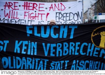Berlin Fluechtlingsdemonstration Fluechtlinge demonstrieren am Freitag den 4. Dezember 2015 in Berlin gegen Abschiebungen nach Afghanistan. Das Land ist kein sicheres Herkunftslkand, es befindet sich weiterhin im Krieg, dort hin können keine Menschen abgeschoben werden. 4.12.2015, Berlin