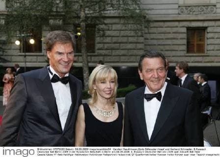 Carsten Maschmeyer,Doris Schroeder-Koepf und Gerhard Schroeder. 8.Russisch Deutscher Ball Berlin 2009 in der Russischen Botschaft in Berlin am 04.09.2009. 8. Russisch Deutscher Ball