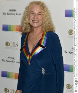 Verleihung des Kennedy-Preises in Washington 2015 Kennedy Center Honoree singer-songwriter and Grammy Award winner Carole King poses for photographers on the red carpet as she arrives for an evening of gala entertainment at the Kennedy Center, December 6, 2015, in Washington, DC. The Honors are bestowed annually on five artists for their lifetime achievement in the arts and culture.  WAP20151206501 MIKExTHEILER