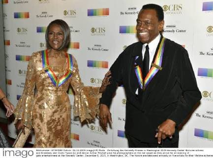 Verleihung des Kennedy-Preises in Washington 2015 Kennedy Center Honoree actress and Broadway star Cicely Tyson (L) and dancer Arthur Mitchell pose for photographers on the red carpet as they arrive for an evening of gala entertainment at the Kennedy Center, December 6, 2015, in Washington, DC. The Honors are bestowed annually on five artists for their lifetime achievement in the arts and culture.  WAP20151206507 MIKExTHEILER