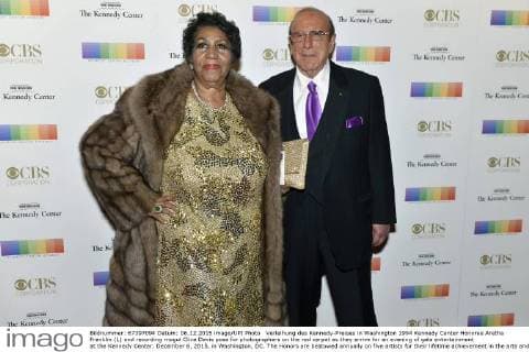 Verleihung des Kennedy-Preises in Washington 1994 Kennedy Center Honoree Aretha Franklin (L) and recording mogul Clive Davis pose for photographers on the red carpet as they arrive for an evening of gala entertainment at the Kennedy Center, December 6, 2015, in Washington, DC. The Honors are bestowed annually on five artists for their lifetime achievement in the arts and culture.  WAP20151206514 MIKExTHEILER
