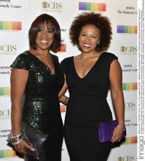 Verleihung des Kennedy-Preises in Washington Television personality Gayle King (L) and daughter Kirby Bumpus arrive at the Kennedy Center for an evening of gala entertainment to honor the Kennedy Center Honorees, December 6, 2015, in Washington, DC. The Honors are bestowed annually on five artists for their lifetime achievement in the arts and culture.  WAP20151206519 MIKExTHEILER
