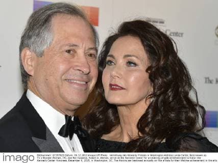Verleihung des Kennedy-Preises in Washington Actress Lynda Carter, best known as TV s Wonder Woman, (R), and her husband, Robert A. Altman, arrive at the Kennedy Center for an evening of gala entertainment to honor the Kennedy Center Honorees, December 6, 2015, in Washington, DC. The Honors are bestowed annually on five artists for their lifetime achievement in the arts and culture.  WAP20151206525 MIKExTHEILER