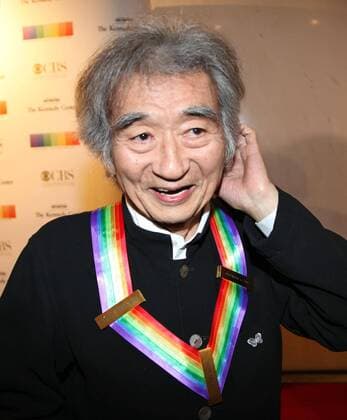 Verleihung des Kennedy-Preises in Washington Obama hails conductor Ozawa for bridging cultures Japanese conductor Seiji Ozawa speaks to the press after receiving the 2015 Kennedy Center Honors at a White House reception in Washington on Dec. 6, 2015. U.S. President Barack Obama hailed Ozawa, the first Japanese recipient of the award, for bridging East and West with classical music. 