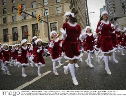 Santa Claus Parade in Vancouver, Kanada (151207) -- VENCOUVER, Dec. 06, 2015 -- Performers dance along the street during the 12th Santa Claus parade in Vancouver, Canada, Dec. 6, 2015. Over 3,500 participants from more than 50 groups showcase different kinds of performances along the 1.8km parade route in downtown Vencouver at the 12th annual Santa Claus parade that attracted about 300,000 spectators to come. ) CANADA-VENCOUVER-SANTA CLAUS PARADE Liangxsen 