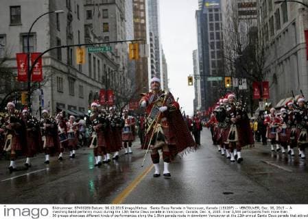 Santa Claus Parade in Vancouver, Kanada (151207) -- VENCOUVER, Dec. 06, 2015 -- A marching band performs music during the 12th Santa Claus parade in Vancouver, Canada, Dec. 6, 2015. Over 3,500 participants from more than 50 groups showcase different kinds of performances along the 1.8km parade route in downtown Vencouver at the 12th annual Santa Claus parade that attracted about 300,000 spectators to come. ) CANADA-VENCOUVER-SANTA CLAUS PARADE Liangxsen 