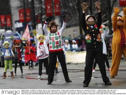 Santa Claus Parade in Vancouver, Kanada (151207) -- VENCOUVER, Dec. 06, 2015 -- Performers walk along the street during the 12th Santa Claus parade in Vancouver, Canada, Dec. 6, 2015. Over 3,500 participants from more than 50 groups showcase different kinds of performances along the 1.8km parade route in downtown Vencouver at the 12th annual Santa Claus parade that attracted about 300,000 spectators to come. ) CANADA-VENCOUVER-SANTA CLAUS PARADE Liangxsen 