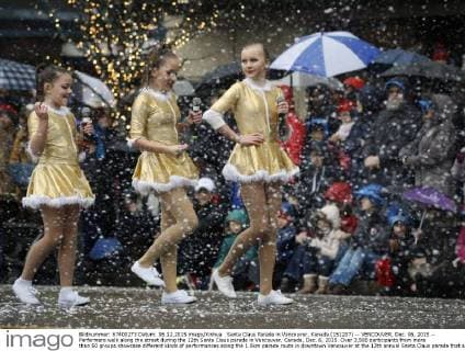 Santa Claus Parade in Vancouver, Kanada (151207) -- VENCOUVER, Dec. 06, 2015 -- Performers walk along the street during the 12th Santa Claus parade in Vancouver, Canada, Dec. 6, 2015. Over 3,500 participants from more than 50 groups showcase different kinds of performances along the 1.8km parade route in downtown Vencouver at the 12th annual Santa Claus parade that attracted about 300,000 spectators to come. ) CANADA-VENCOUVER-SANTA CLAUS PARADE Liangxsen 