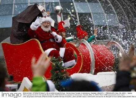 Santa Claus Parade in Vancouver, Kanada (151207) -- VENCOUVER, Dec. 06, 2015 -- Santa Claus waves hands to the people during the 12th Santa Claus parade in Vancouver, Canada, Dec. 6, 2015. Over 3,500 participants from more than 50 groups showcase different kinds of performances along the 1.8km parade route in downtown Vencouver at the 12th annual Santa Claus parade that attracted about 300,000 spectators to come. ) CANADA-VENCOUVER-SANTA CLAUS PARADE Liangxsen 