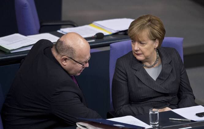 Peter ALTMAIER (CDU, Chef des Bundeskanzleramtes und Bundesminister fuer besondere Aufgaben) und Bundeskanzlerin Angela MERKEL (CDU) im Gespraech. 144.Plenarsitzung mit Abstimmung des Deutschen Bundestag zum Bundeswehreinsatz gegen die Terrororganisation Islamischer Staat (IS) im Reichstagsgebaeude in Berlin, Deutschland am 04.12.2015.