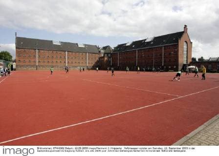 Haftinsassen spielen am Samstag, 12. September 2009 in der Justizvollzugsanstalt in Siegburg Fußball.