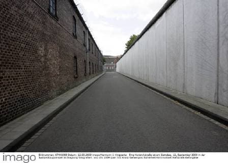 Eine Kontrollstraße ist am Samstag, 12. September 2009 in der Justizvollzugsanstalt in Siegburg fotografiert.