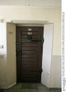 Eine Zellentür ist am Samstag, 12. September 2009 in der Justizvollzugsanstalt in Siegburg fotografiert.