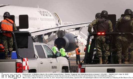 Mexiko: Flugzeug nach Bombendrohung evakuiert (151208) -- MEXICO CITY, Dec. 8, 2015 -- Elements of the Secretariat of the Navy arrive to the security zone of the Terminal 1 of the Mexico City s International Airport , in Mexico City, capital of Mexico, on Dec. 8, 2015. According to local press, a plane with 179 passengers aboard was evacuated on Tuesday at the Mexico City airport due to a bomb threat. It was determined that there is no explosive device after executing the established security protocols. ) (rtg) (ah) MEXICO-MEXICO CITY-SECURITY-AIRPLANE JorgexRios 