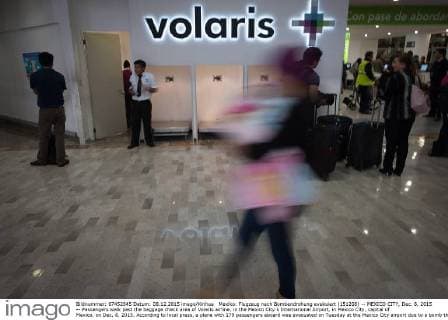 Mexiko: Flugzeug nach Bombendrohung evakuiert (151208) -- MEXICO CITY, Dec. 8, 2015 -- Passengers walk past the baggage check area of Volaris airline, in the Mexico City s International Airport, in Mexico City, capital of Mexico, on Dec. 8, 2015. According to local press, a plane with 179 passengers aboard was evacuated on Tuesday at the Mexico City airport due to a bomb threat. It was determined that there is no explosive device after executing the established security protocols. ) (rtg) (ah) MEXICO-MEXICO CITY-SECURITY-AIRPLANE PedroxMera 