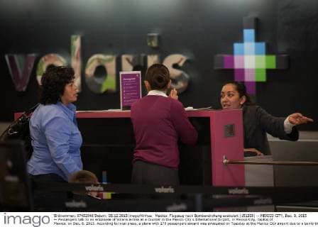 Mexiko: Flugzeug nach Bombendrohung evakuiert (151208) -- MEXICO CITY, Dec. 8, 2015 -- Passengers talk to an employee of Volaris airline at a counter in the Mexico City s International Airport, in Mexico City, capital of Mexico, on Dec. 8, 2015. According to local press, a plane with 179 passengers aboard was evacuated on Tuesday at the Mexico City airport due to a bomb threat. It was determined that there is no explosive device after executing the established security protocols. ) (rtg) (ah) MEXICO-MEXICO CITY-SECURITY-AIRPLANE PedroxMera 