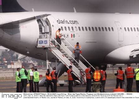 Bilder des Tages Mexiko: Flugzeug nach Bombendrohung evakuiert (151208) -- MEXICO CITY, Dec. 8, 2015 -- Security elements check the flight 714 of Volaris airline in the security zone of the Terminal 1 of the Mexico City s International Airport, in Mexico City, capital of Mexico, on Dec. 8, 2015. According to local press, a plane with 179 passengers aboard was evacuated on Tuesday at the Mexico City airport due to a bomb threat. It was determined that there is no explosive device after executing the established security protocols. ) (rtg) (ah) MEXICO-MEXICO CITY-SECURITY-AIRPLANE JorgexRios 