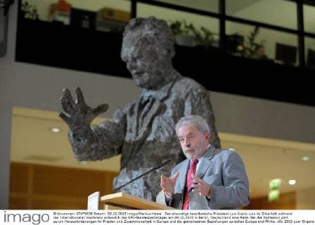 Der ehemalige brasilianische Präsident Luis Inacio Lula da Silva hält während der Internationalen Konferenz anlässlich des SPD-Bundesparteitages am 09.12.2015 in Berlin, Deutschland eine Rede. Bei der Konferenz geht es um Herausforderungen für Frieden und Zusammenarbeit in Europa und die gemeinsamen Beziehungen zwischen Europa und Afrika.