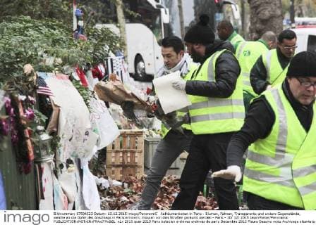 Aufräumarbeiten in Paris - Blumen, Fahnen, Transparente und andere Gegenstände, welche an die Opfer des Anschlags in Paris erinnern, müssen von den Straßen geräumt werden - Paris - 10 12 2015 JasonPiekar Panoramic 
