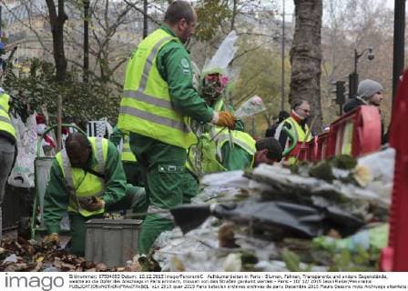 Aufräumarbeiten in Paris - Blumen, Fahnen, Transparente und andere Gegenstände, welche an die Opfer des Anschlags in Paris erinnern, müssen von den Straßen geräumt werden - Paris - 10 12 2015 JasonPiekar Panoramic 