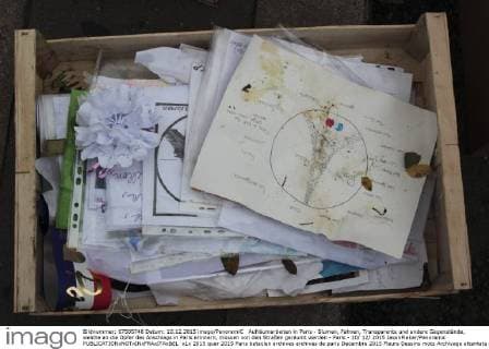 Aufräumarbeiten in Paris - Blumen, Fahnen, Transparente und andere Gegenstände, welche an die Opfer des Anschlags in Paris erinnern, müssen von den Straßen geräumt werden - Paris - 10 12 2015 JasonPiekar Panoramic 