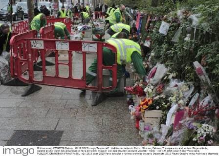 Aufräumarbeiten in Paris - Blumen, Fahnen, Transparente und andere Gegenstände, welche an die Opfer des Anschlags in Paris erinnern, müssen von den Straßen geräumt werden - Paris - 10 12 2015 JasonPiekar Panoramic 