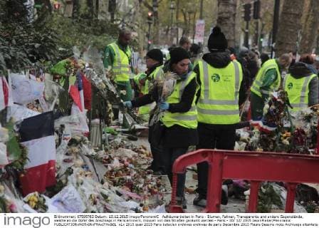 Aufräumarbeiten in Paris - Blumen, Fahnen, Transparente und andere Gegenstände, welche an die Opfer des Anschlags in Paris erinnern, müssen von den Straßen geräumt werden - Paris - 10 12 2015 JasonPiekar Panoramic 