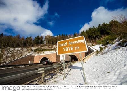 Zella-Mehlis , 271115 , A71 gegen Geisterfahrer abgesichert , Induktionsschlifen in der Fahrbahn vermelden in die Leitstelle sollte sich ein Falschfahrer auf der Autobahn A71 befinden Im Bild: Südportal des Rennsteigtunnel und Anschlussstelle Zella-Mehlis