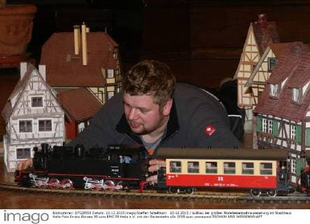 10.12.2015 Aufbau der großen Modelleisenbahnausstellung im Stadthaus Halle Foto Enrico Görzen 30 vom EMC 78 Halle e.V. mit der Gartenbahn