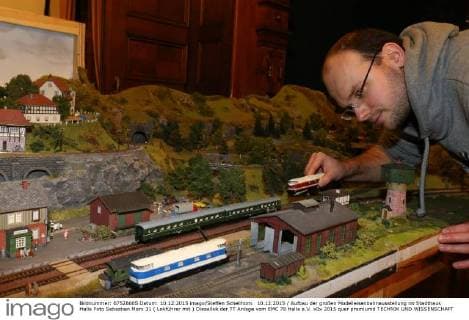 10.12.2015 Aufbau der großen Modelleisenbahnausstellung im Stadthaus Halle Foto Sebastian Marx 31 ( Lokführer mit ) Diesellok der TT Anlage vom EMC 78 Halle e.V.
