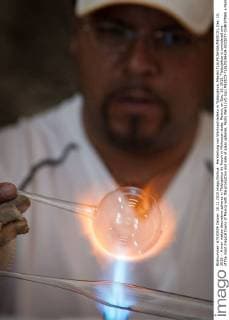 Herstellung von Weihnachtsdeko in Tjalpujahua, Mexiko TLALPUJAHUA(MEXICO), Dec. 10, 2015 -- A man makes decorative spheres in Tlalpujahua de Rayon in Michoacan state, Mexico, on Dec. 10, 2015. Tlalpujahua is considered one of the most magical towns of Mexico with the production and sale of glass spheres. Pedro Mera) (vf) (sp) MEXICO-TLALPUJAHUA-SOCIETY-CHRISTMAS e PedroxMera 
