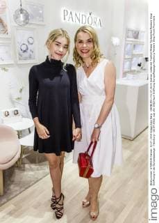 HAMBURG 02.07.2015 Andrea Lüdke mit Tochter Milena Tscharntke Pandora Shop Eröffnung in der Europapassage - Hamburg - 02.07.2015.