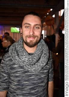 12.12.2015 Darmstadt, Merck-Stadion am Böllenfalltor 1. Bundesliga Saison 2015 2016 SV Darmstadt 98 (Lilien) gegen Hertha BSC Im VIP-Raum Halbfinalist Darmstädter Sänger Tobias Vorwerk ( The Voice of Germany ) drückt den Lilien die Daumen
