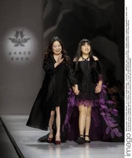 (151212) -- BEIJING, Dec. 12, 2015 -- Models present creations designed by Grace Chen at a fashion show in Beijing, capital of China, Dec. 12, 2015. ) (yxb) CHINA-BEIJING-GRACE CHEN-FASHION SHOW (CN) ShenxBohan 