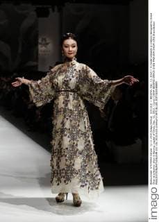 (151212) -- BEIJING, Dec. 12, 2015 -- A model presents a creation designed by Grace Chen at a fashion show in Beijing, capital of China, Dec. 12, 2015. ) (yxb) CHINA-BEIJING-GRACE CHEN-FASHION SHOW (CN) ShenxBohan 