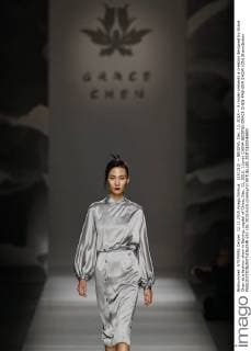 (151212) -- BEIJING, Dec. 12, 2015 -- A model presents a creation designed by Grace Chen at a fashion show in Beijing, capital of China, Dec. 12, 2015. ) (yxb) CHINA-BEIJING-GRACE CHEN-FASHION SHOW (CN) ShenxBohan 