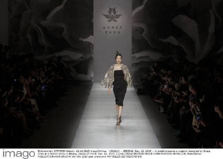 (151212) -- BEIJING, Dec. 12, 2015 -- A model presents a creation designed by Grace Chen at a fashion show in Beijing, capital of China, Dec. 12, 2015. ) (yxb) CHINA-BEIJING-GRACE CHEN-FASHION SHOW (CN) ShenxBohan 