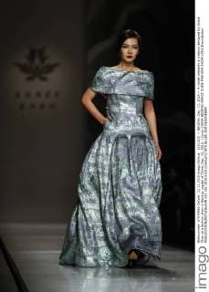 (151212) -- BEIJING, Dec. 12, 2015 -- A model presents a creation designed by Grace Chen at a fashion show in Beijing, capital of China, Dec. 12, 2015. ) (yxb) CHINA-BEIJING-GRACE CHEN-FASHION SHOW (CN) ShenxBohan 