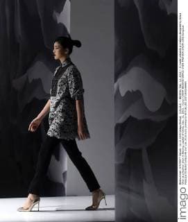 (151212) -- BEIJING, Dec. 12, 2015 -- A model presents a creation designed by Grace Chen at a fashion show in Beijing, capital of China, Dec. 12, 2015. ) (yxb) CHINA-BEIJING-GRACE CHEN-FASHION SHOW (CN) GongxLei 