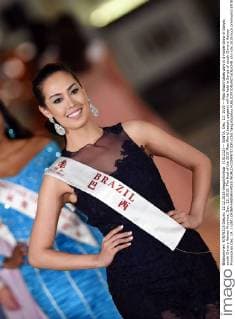 (151212) -- SANYA, Dec. 12, 2015 -- Miss Brazil takes part in a model show in Sanya, south China s Hainan Province, Dec. 12, 2015. The final of the 2015 Miss World beauty pageant will he held in Sanya of south China s Hainan Province on Dec. 19. ) (dhf) CHINA-HAINAN-MISS WORLD-COMPETITION (CN) YangxGuanyu 