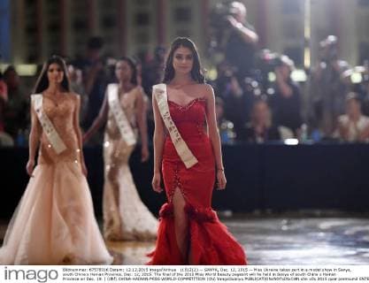 (151212) -- SANYA, Dec. 12, 2015 -- Miss Ukraine takes part in a model show in Sanya, south China s Hainan Province, Dec. 12, 2015. The final of the 2015 Miss World beauty pageant will he held in Sanya of south China s Hainan Province on Dec. 19. ) (dhf) CHINA-HAINAN-MISS WORLD-COMPETITION (CN) YangxGuanyu 