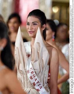 (151212) -- SANYA, Dec. 12, 2015 -- Miss Croatia takes part in a model show in Sanya, south China s Hainan Province, Dec. 12, 2015. The final of the 2015 Miss World beauty pageant will he held in Sanya of south China s Hainan Province on Dec. 19. ) (dhf) CHINA-HAINAN-MISS WORLD-COMPETITION (CN) YangxGuanyu 