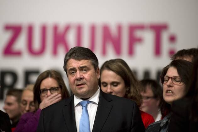 Sigmar Gabriel, Parteitag DEU, Deutschland, Germany, Berlin, 12.12.2015 Sigmar Gabriel, Vorsitzender der SPD, singt mit Delegierten Lieder auf dem Parteitag der SPD unter dem Motto Deutschlands Zukunft Sicher Gerecht Weltoffen in Berlin. Sigmar Gabriel, leader of the SPD, German Vice Chancellor and Economy and Energy Minister, in front of the Logo Zukunft Future, at the SPD annual federal party congress in Berlin